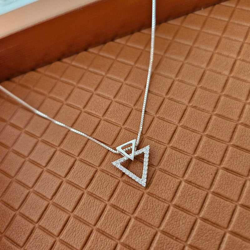 Colar triângulo vazado invertido cravejado prata 925